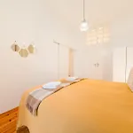 Gem 8 Guests Modern