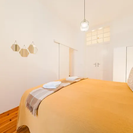 Gem 8 Guests Modern